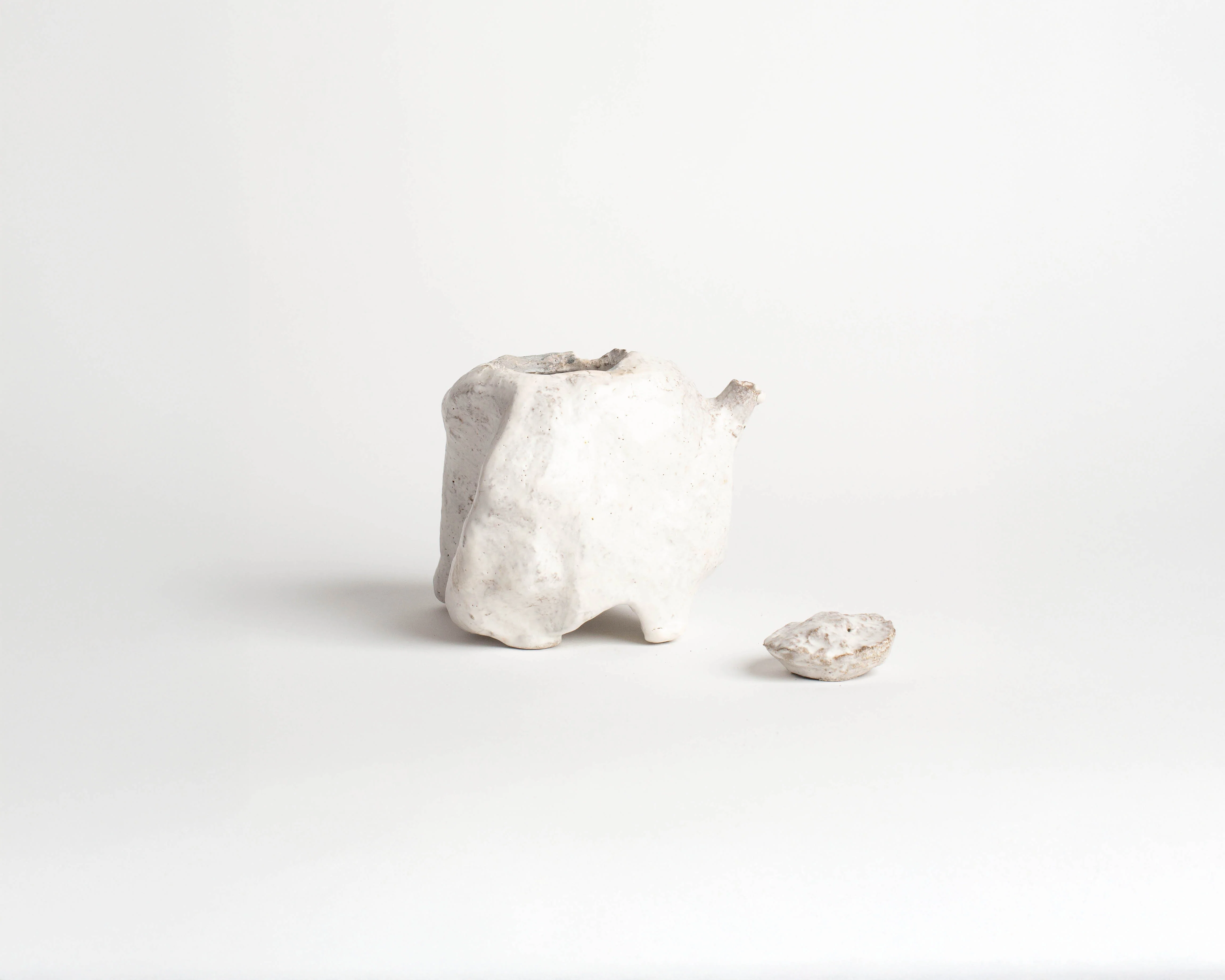 Akiko Hirai Large Rock Teapot in White - Image 5
