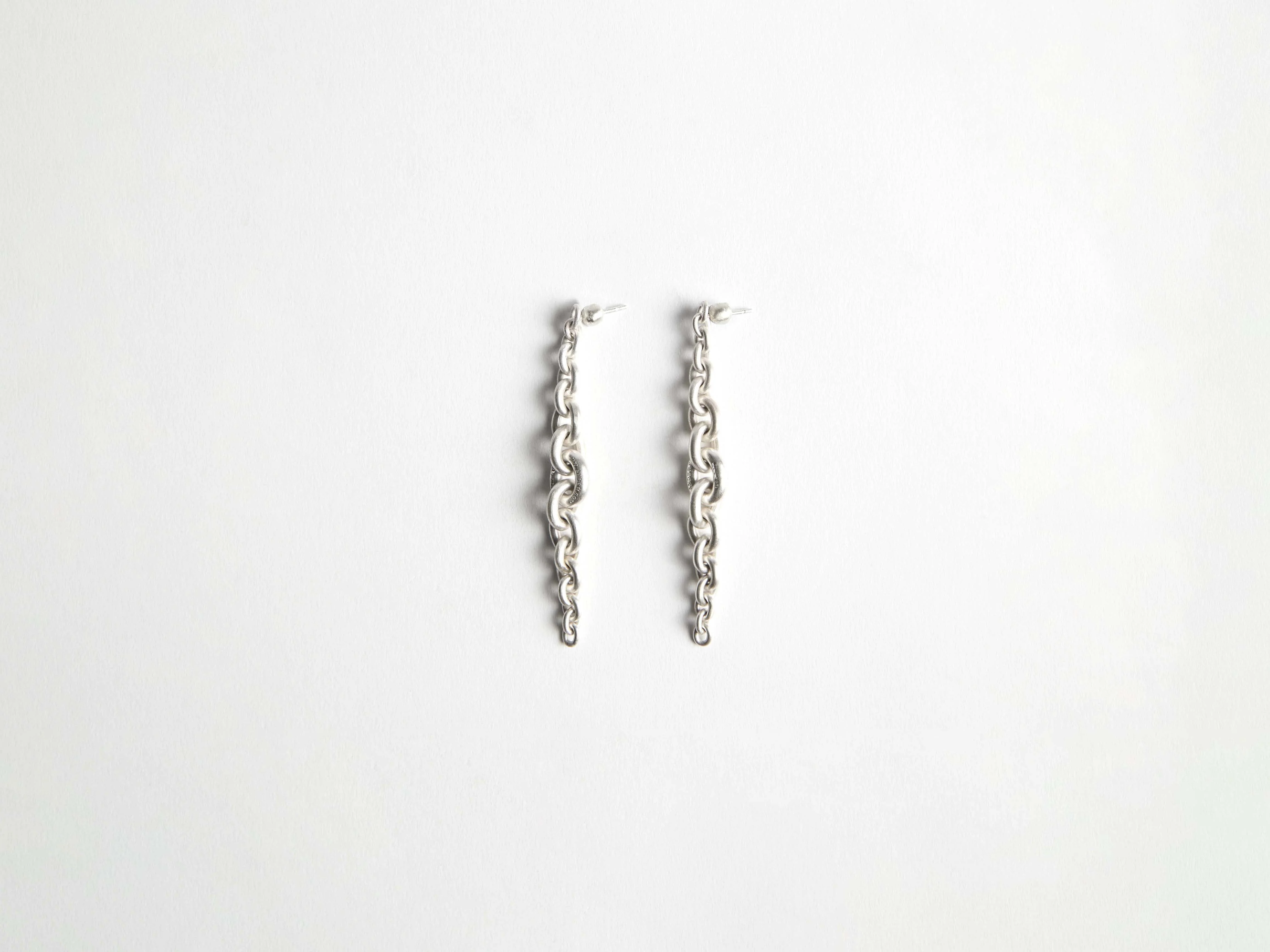CHAIN-LINK EARRINGS IN 18KT WHITE GOLD - Image 3