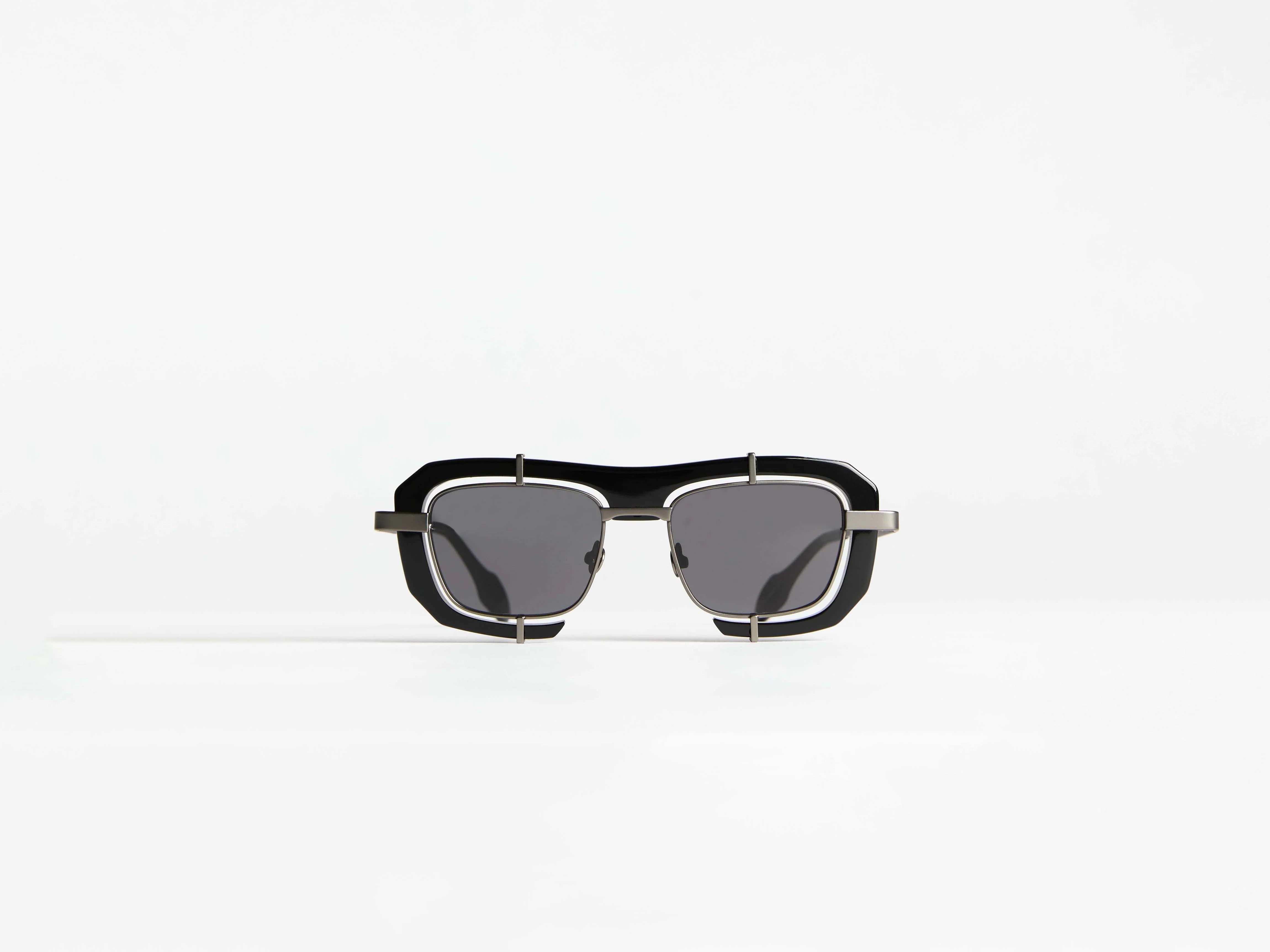 JWA03 GEOMETRIC SUNGLASSES IN BLACK - Image 4