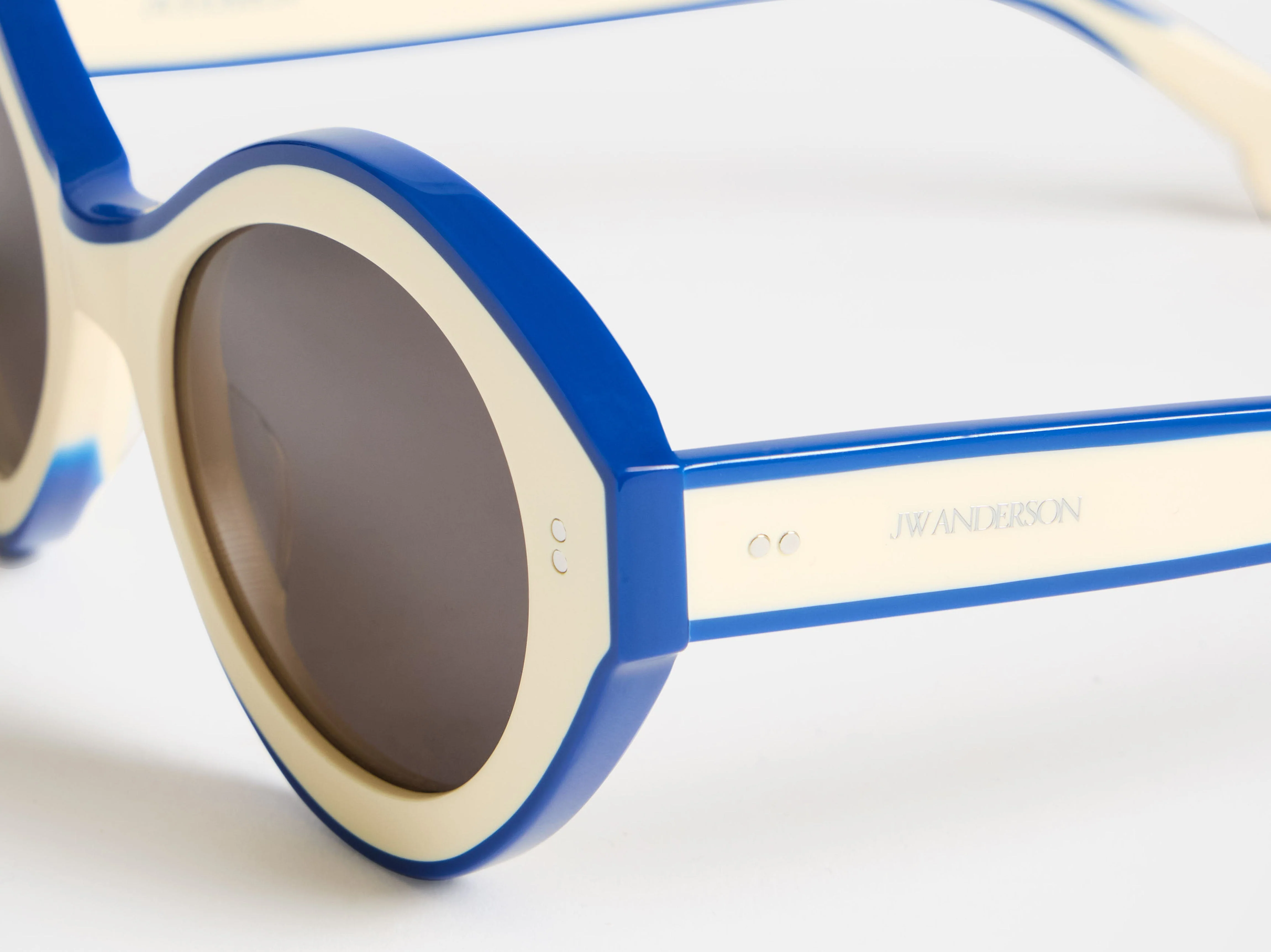 JWA07 BUMPER SUNGLASSES IN WHITE & BLUE - Image 2