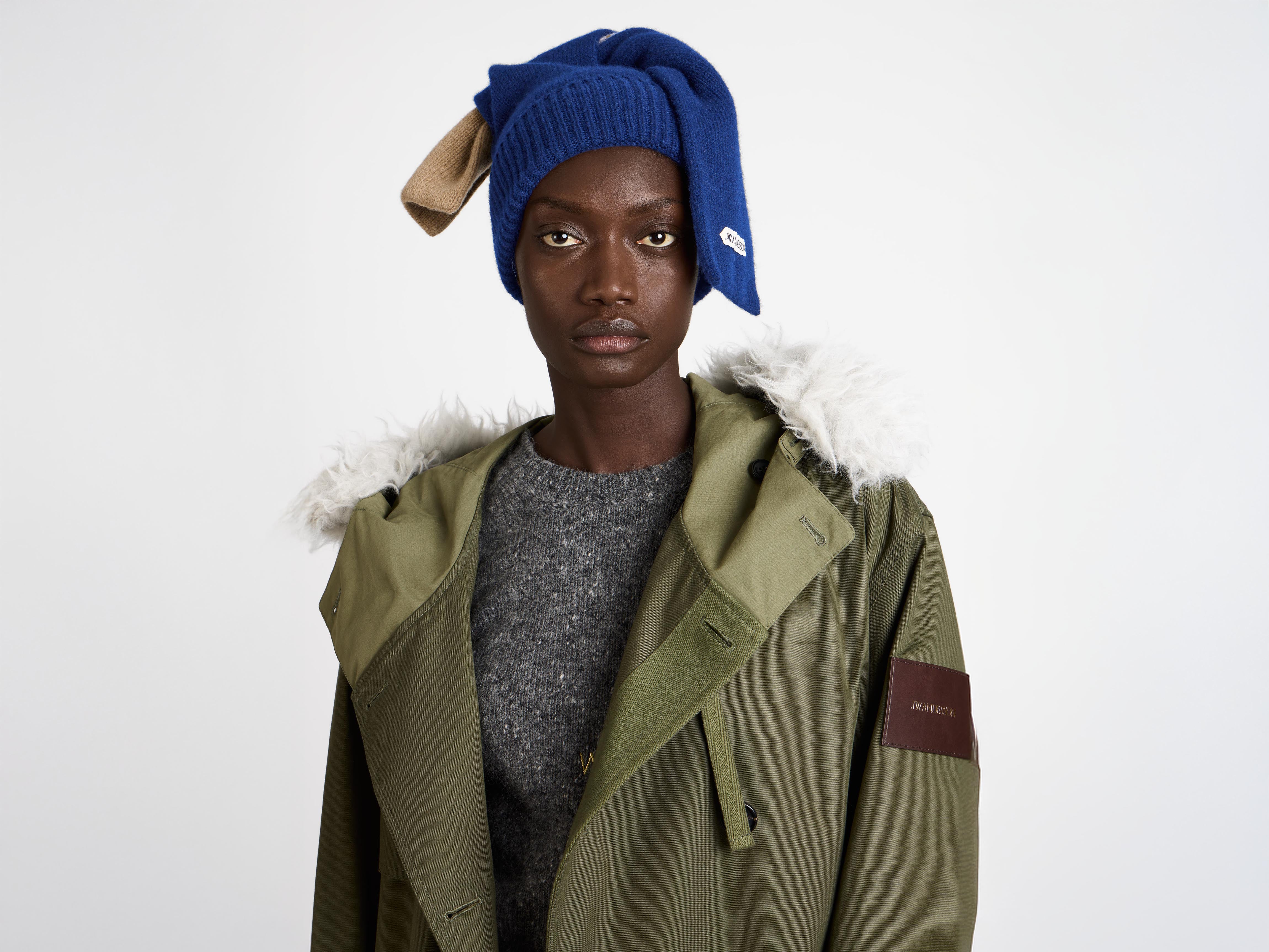 KNOTTED BEANIE HAT IN NAVY - Image 4