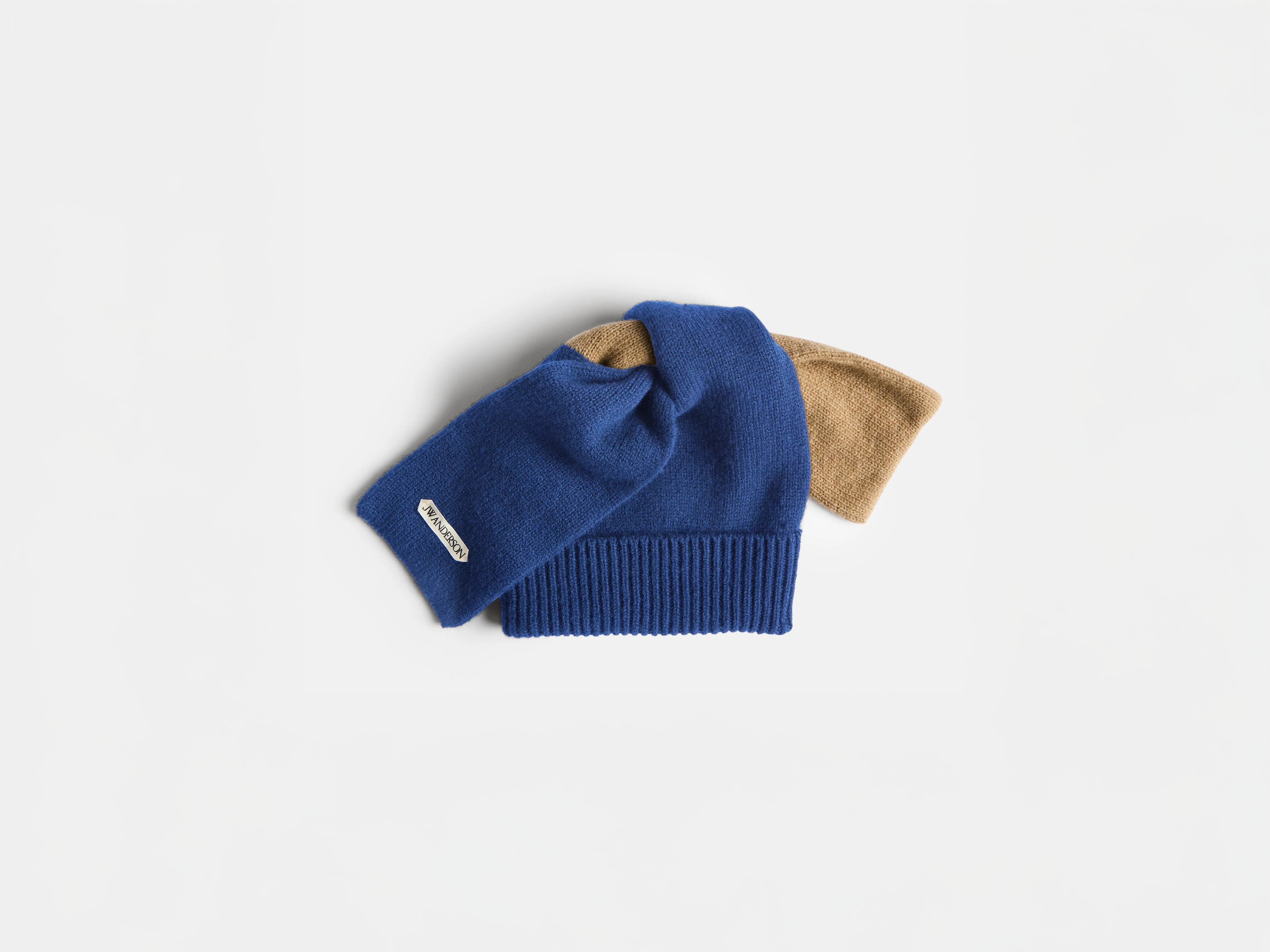 KNOTTED BEANIE HAT IN NAVY - Image 8