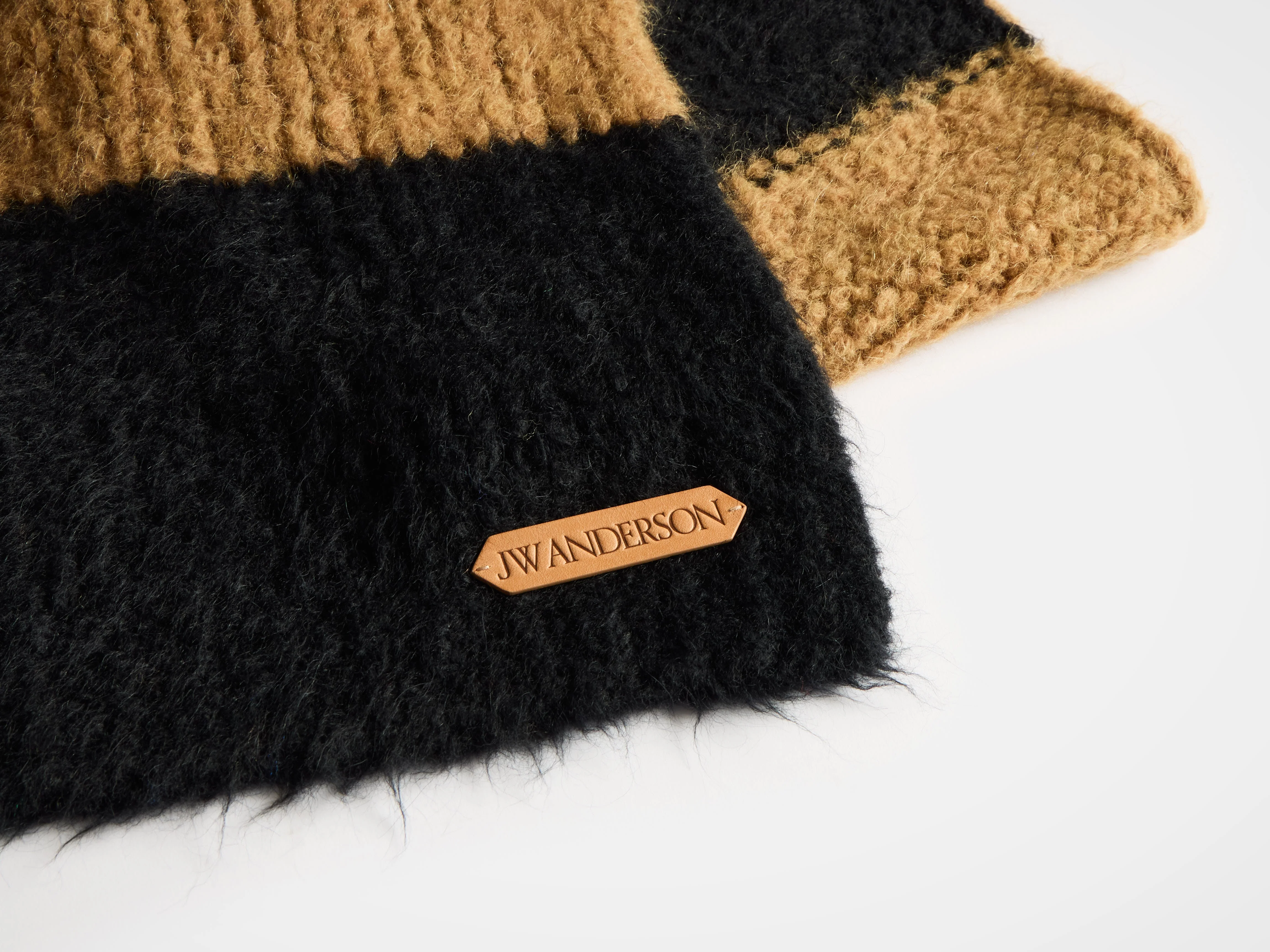 STRIPED SCARF IN BLACK - Image 6
