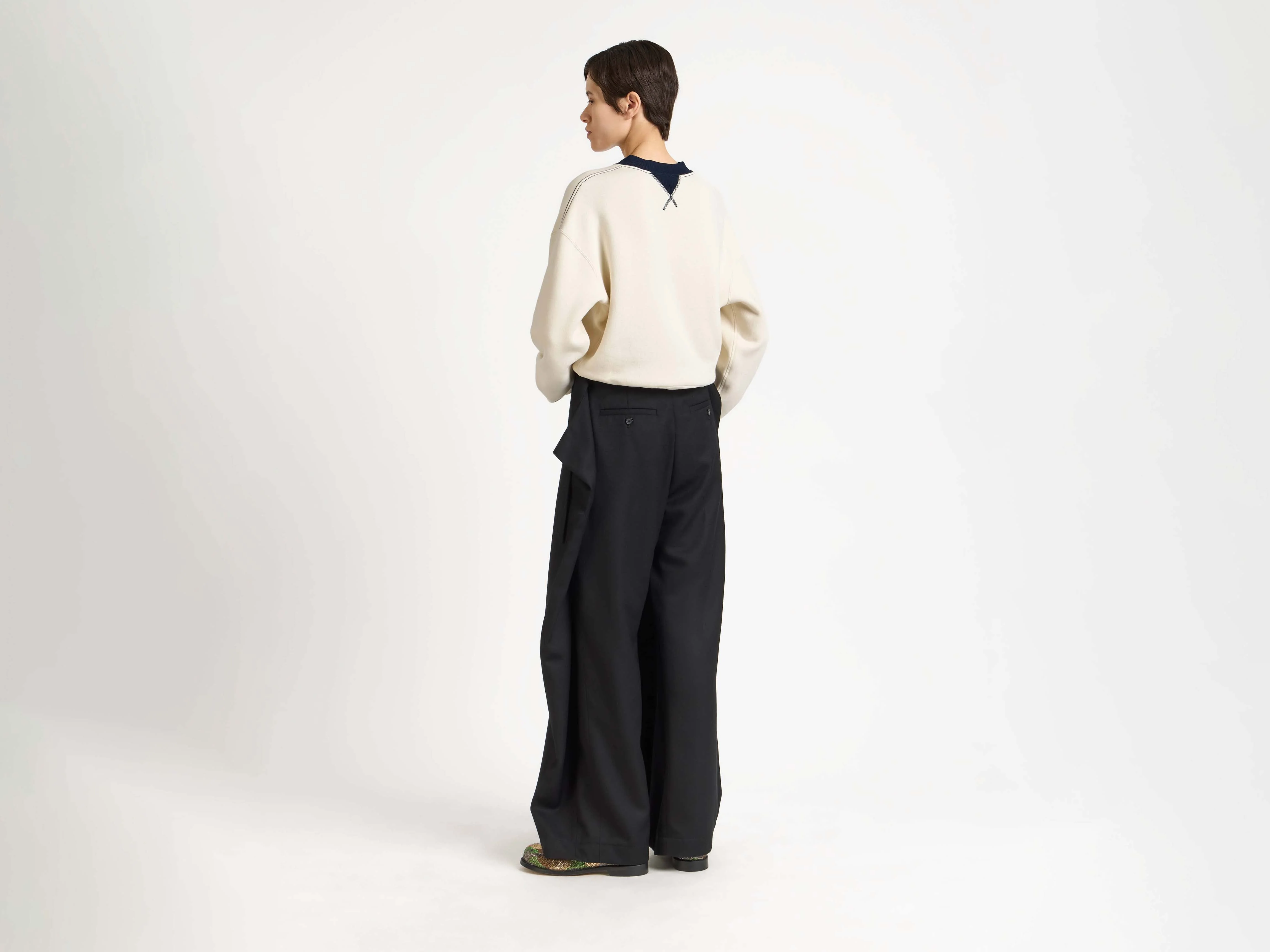WOMENS CONTRAST COLLAR SWEATSHIRT IN ECRU & NAVY - Image 2