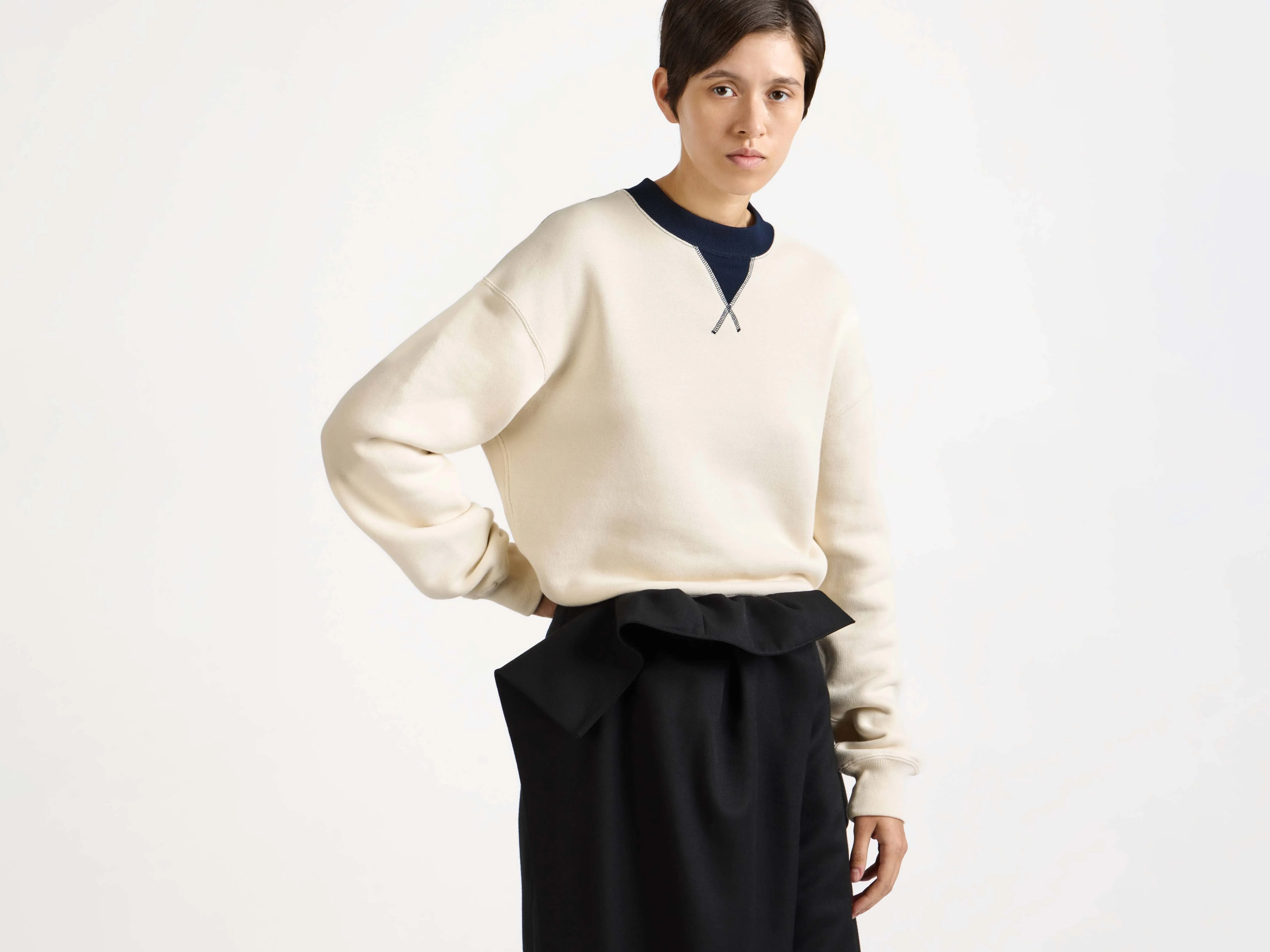 WOMENS CONTRAST COLLAR SWEATSHIRT IN ECRU & NAVY - Image 4