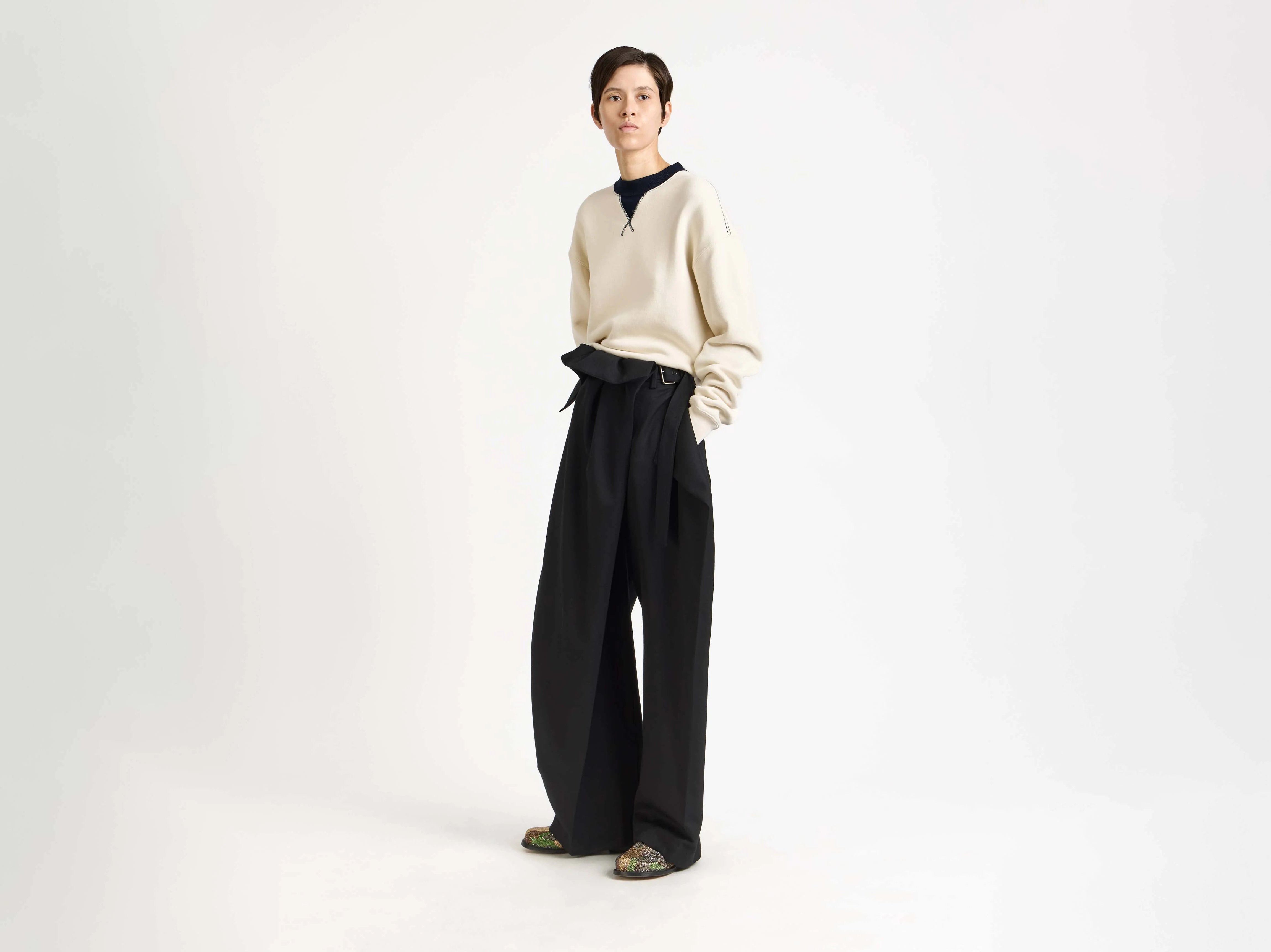 WOMENS CONTRAST COLLAR SWEATSHIRT IN ECRU & NAVY - Image 5