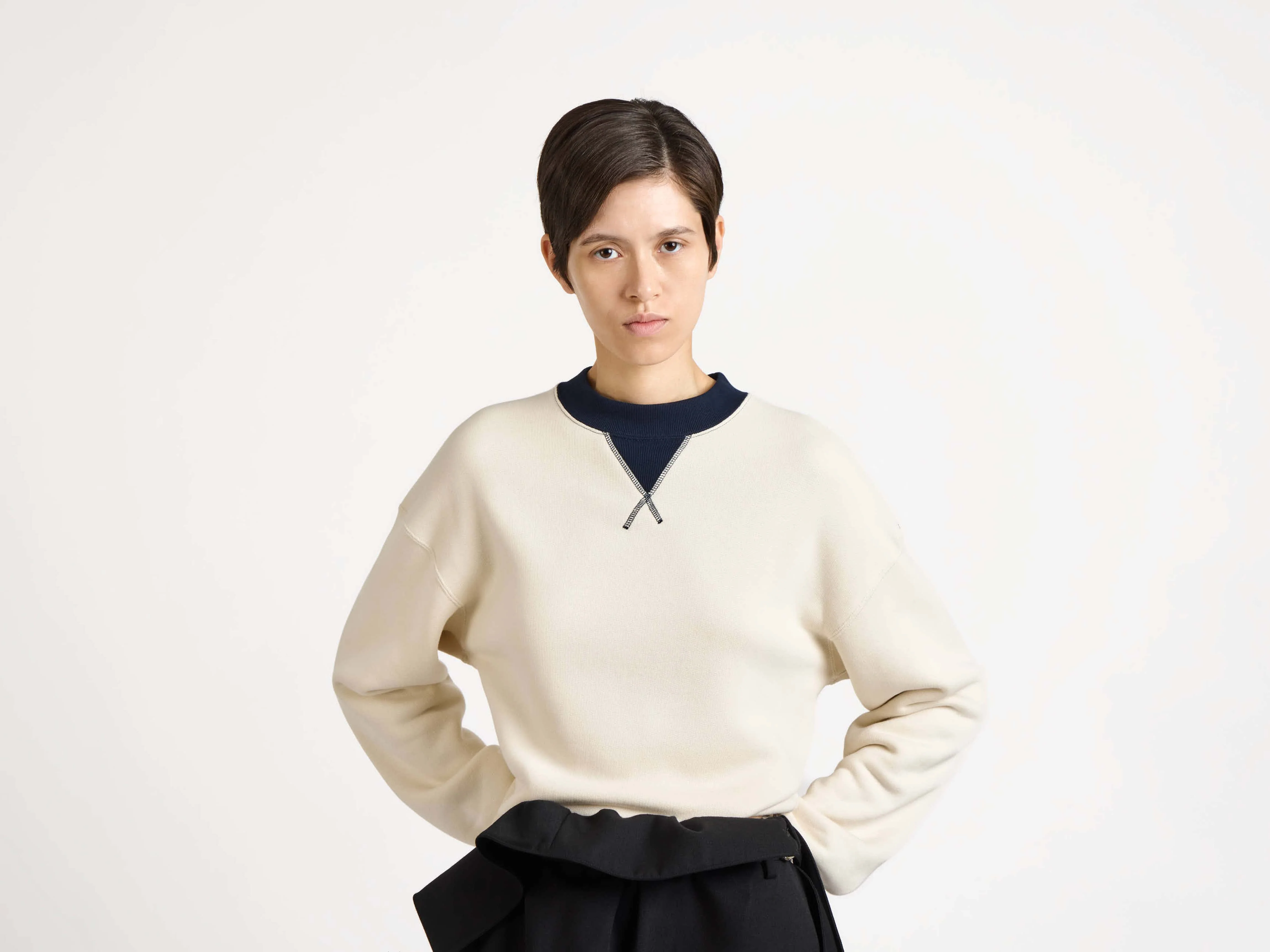 WOMENS CONTRAST COLLAR SWEATSHIRT IN ECRU & NAVY - Image 6