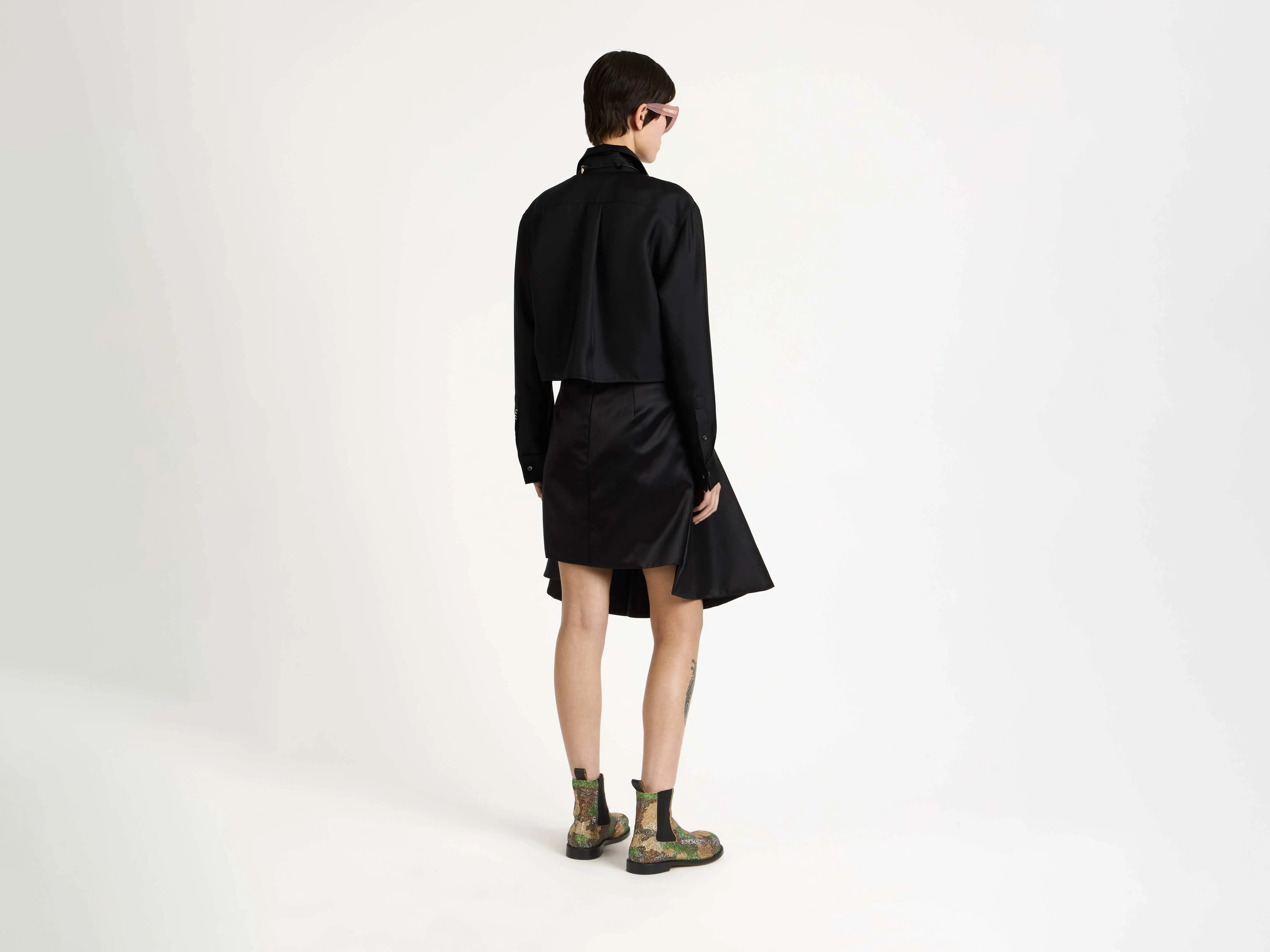 WOMENS CROPPED SILK TWILL SHIRT IN BLACK - Image 2