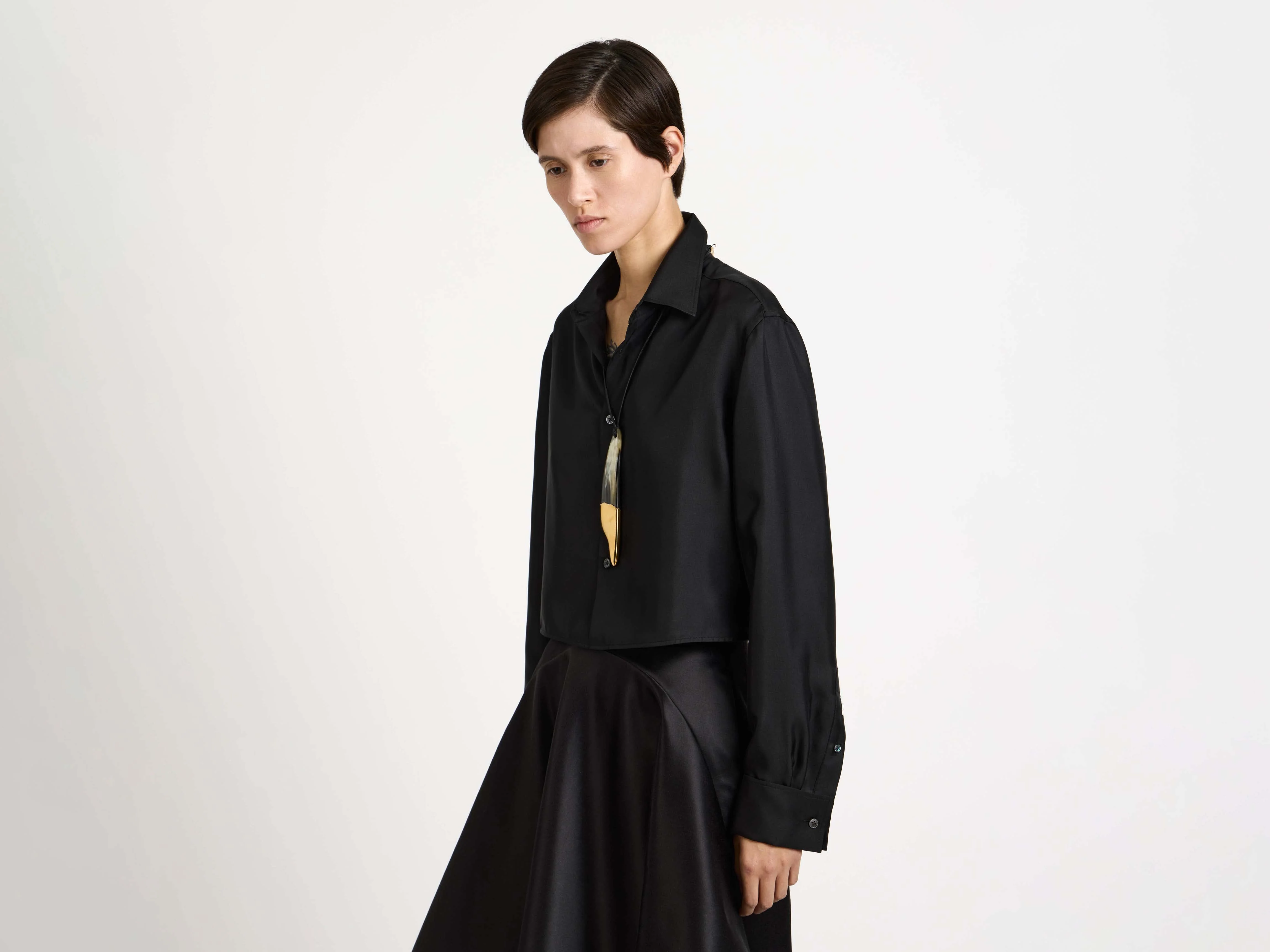 WOMENS CROPPED SILK TWILL SHIRT IN BLACK - Image 3