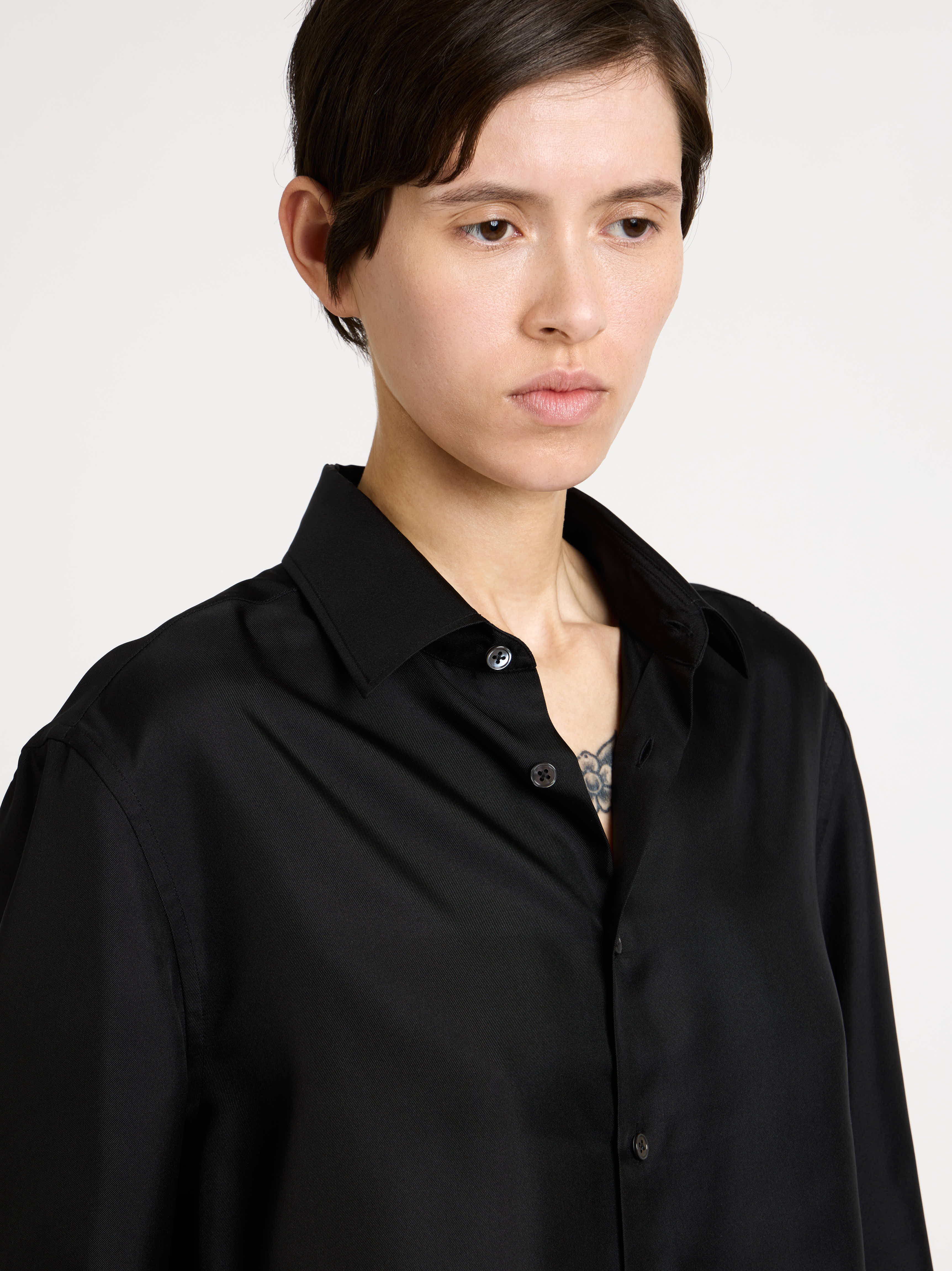 WOMENS CROPPED SILK TWILL SHIRT IN BLACK - Image 5