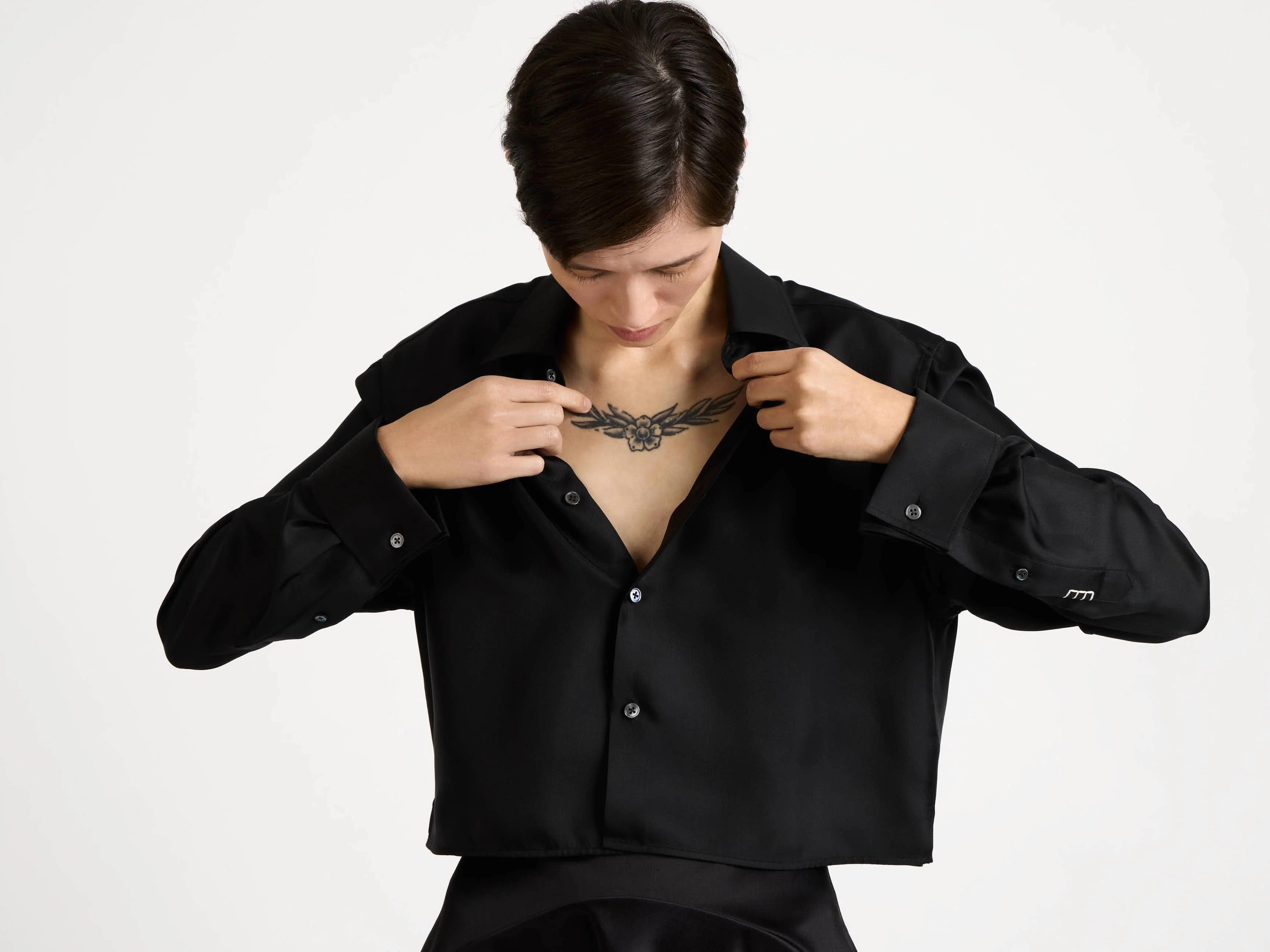 WOMENS CROPPED SILK TWILL SHIRT IN BLACK - Image 6