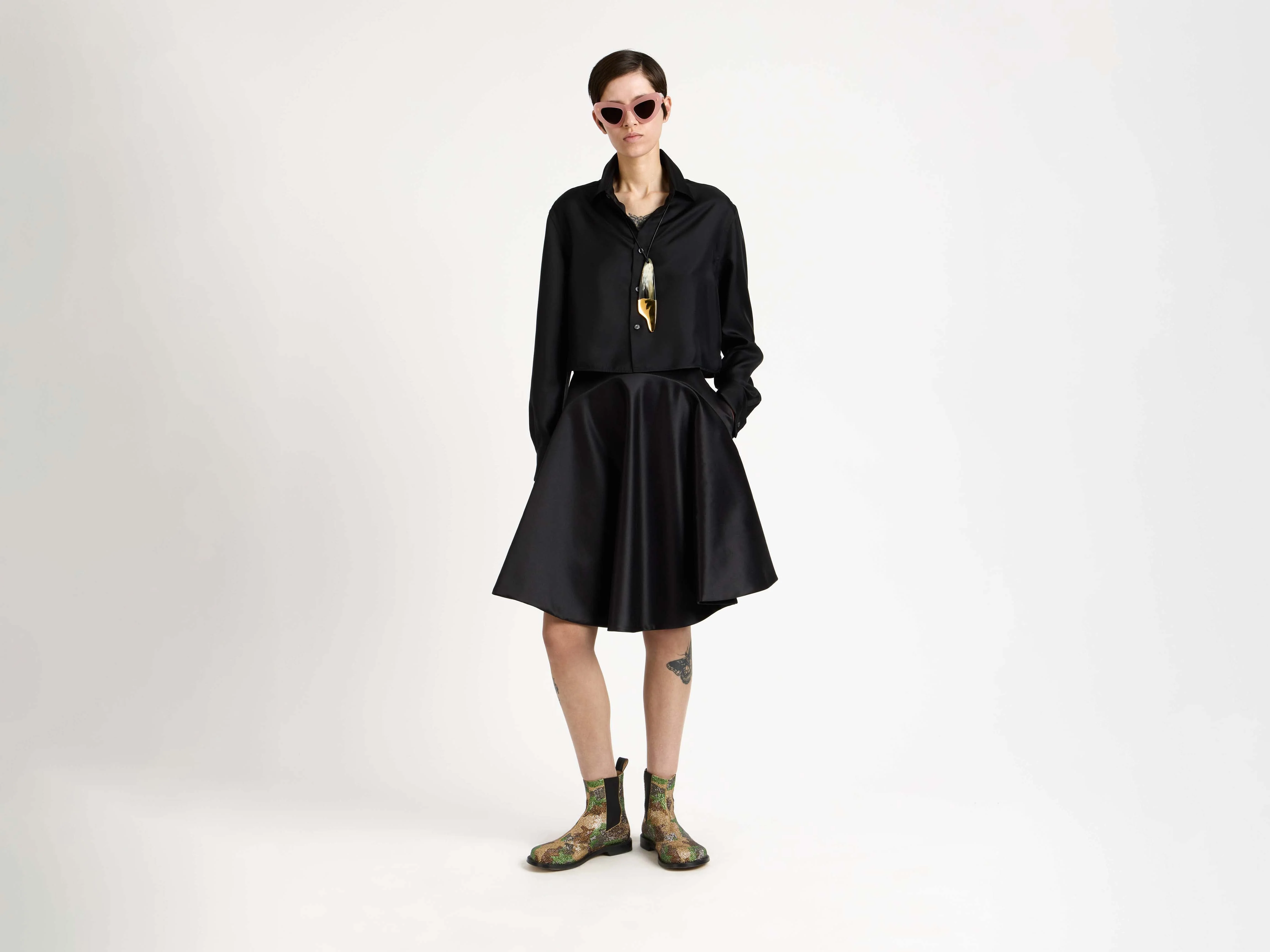 WOMENS CROPPED SILK TWILL SHIRT IN BLACK - Image 7