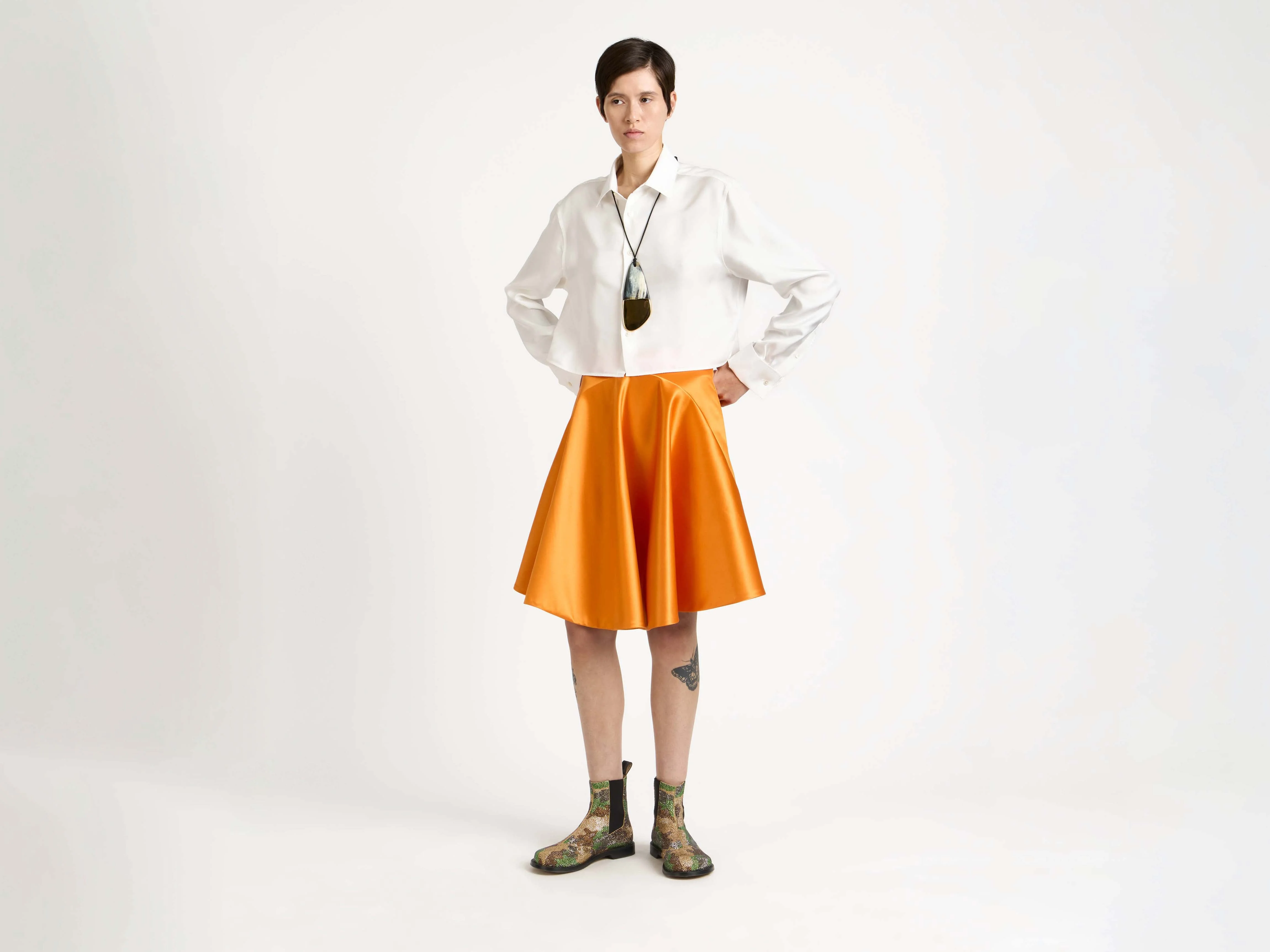 WOMENS CROPPED SILK TWILL SHIRT IN OFF-WHITE - Image 5