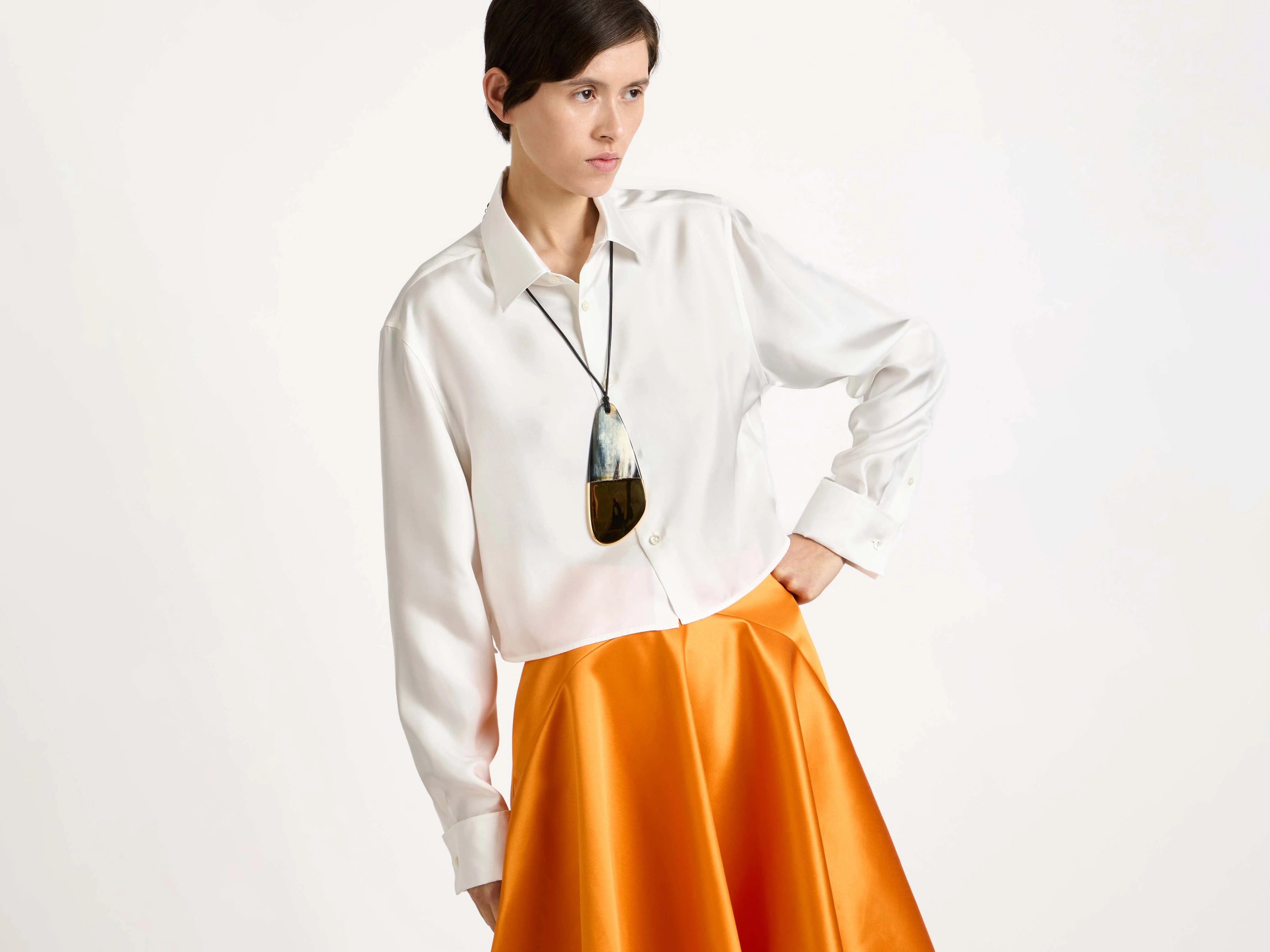 WOMENS CROPPED SILK TWILL SHIRT IN OFF-WHITE - Image 6