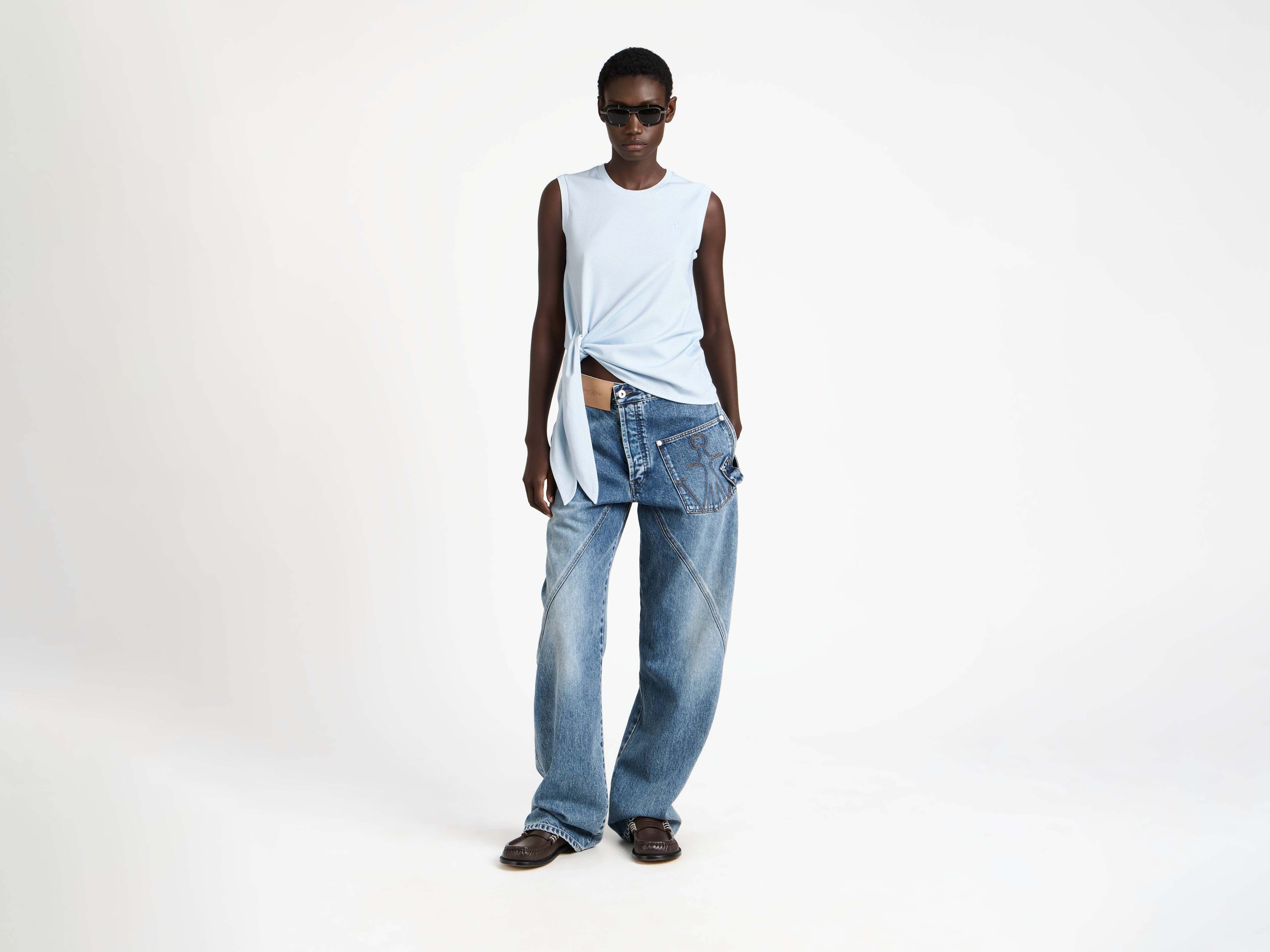 WOMENS HEM KNOT TANK TOP IN WHITE & BLUE - Image 5