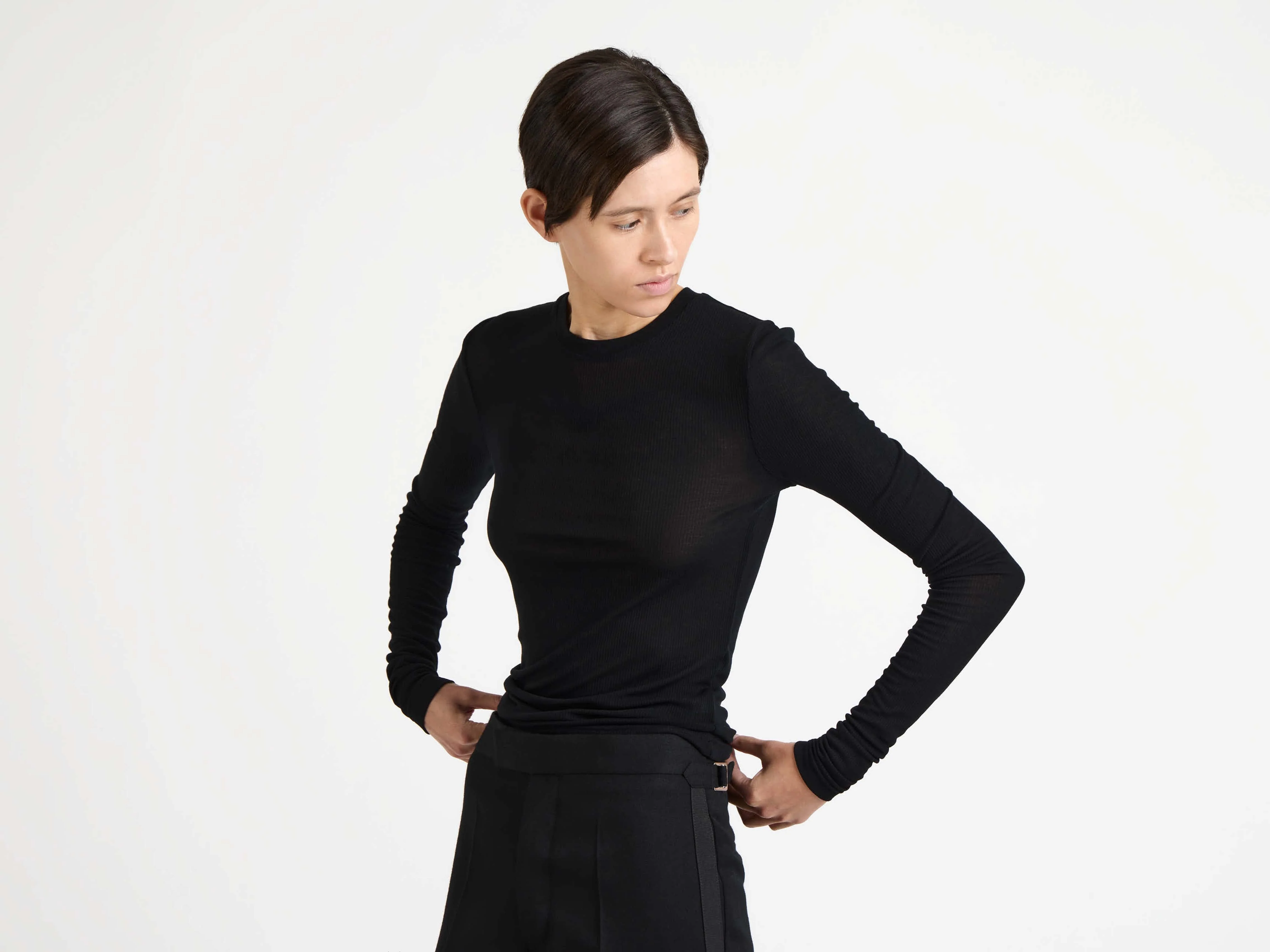 WOMENS LONG SLEEVE CREW NECKLINE TOP IN BLACK - Image 3