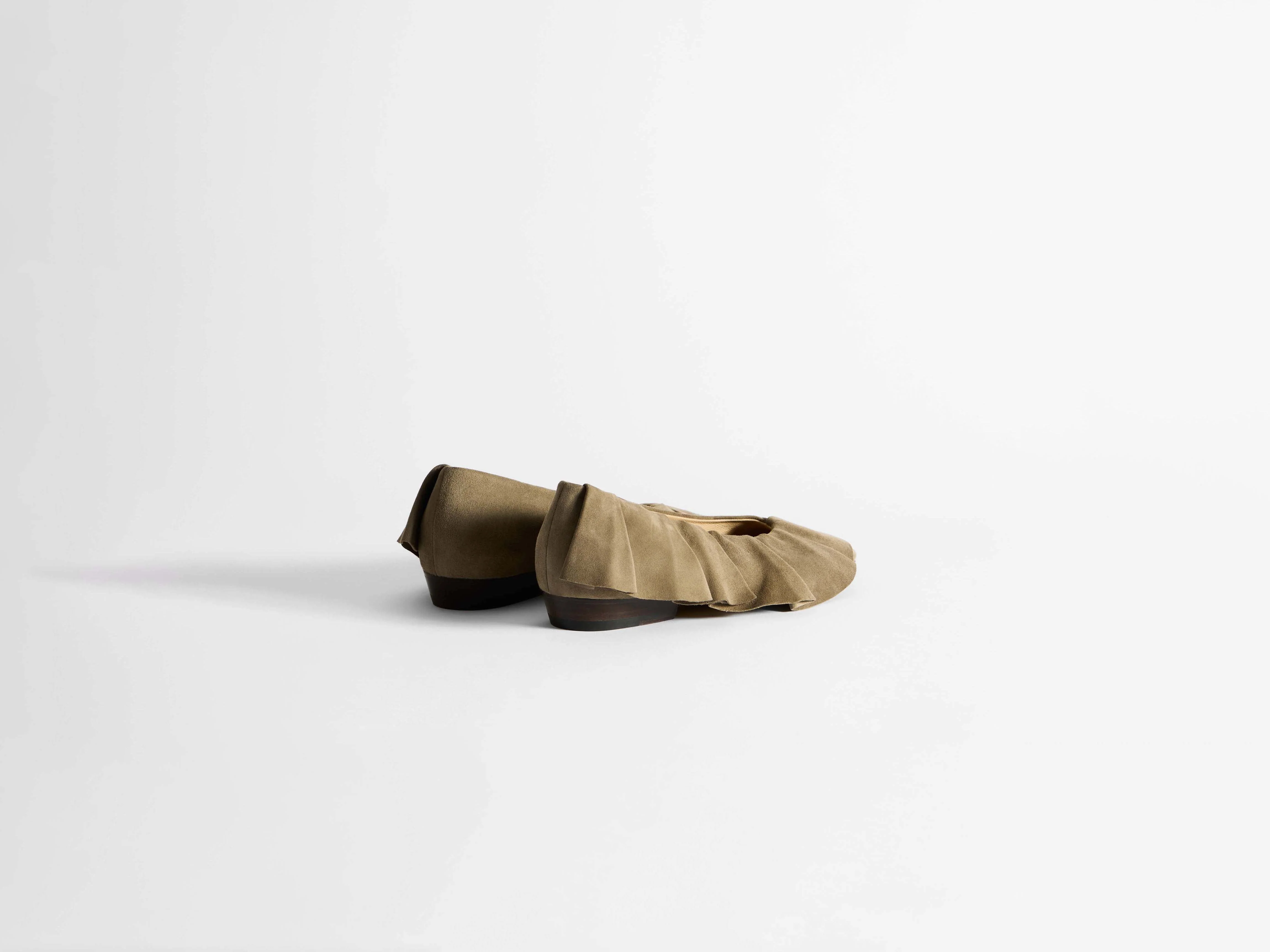 WOMENS RUFFLE BALLERINA FLATS IN GREY - Image 2